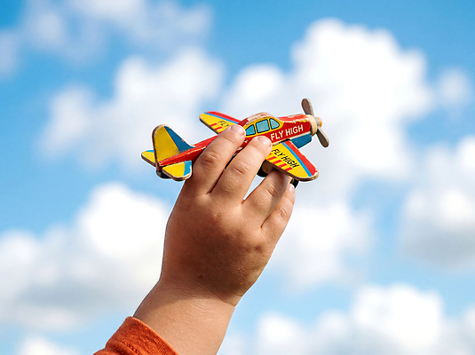 JPG 편집이미지 손 어린이 하늘 비행기 야외 장난감 놀기 의료성형뷰티 편집실사 AI인물포토 AI콘텐츠 항공교통 모션 대중교통 사람 신체부위 CG 파일형식 AI포토