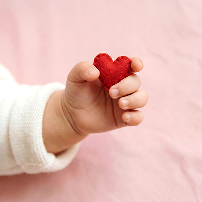 JPG 편집이미지 손 감정 분홍색 사랑 장식 귀여움 아기 소중 오브젝트 의료성형뷰티 편집실사 AI인물포토 AI콘텐츠 컬러 컨셉 사람 신체부위 CG 파일형식 AI포토