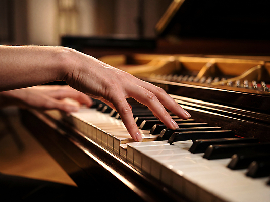 JPG 편집이미지 손 예술 악기 음악 연주 소리 음악가 건반 피아노 집중 연습 리듬 의료성형뷰티 편집실사 AI인물포토 AI콘텐츠 직업 컨셉 문화예술 신체부위 건반악기 CG 파일형식 AI포토