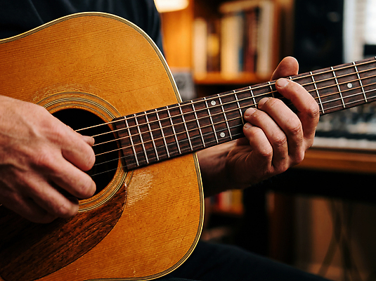 JPG 편집이미지 손 남자 악기 음악 연주 손가락 취미 방 기타 코드 리듬 의료성형뷰티 편집실사 AI인물포토 AI콘텐츠 현악기 문화예술 사람 신체부위 CG 파일형식 AI포토