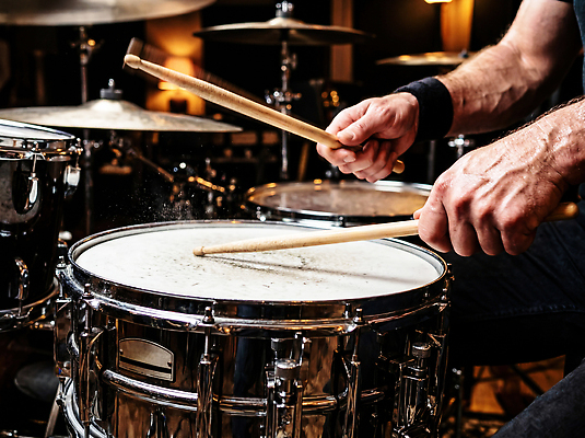 JPG 편집이미지 손 악기 음악 연주 스튜디오 소리 공연 연습 드럼 드러머 드럼스틱 리듬 타격 의료성형뷰티 편집실사 AI인물포토 AI콘텐츠 모션 문화예술 타악기 이벤트 신체부위 CG 파일형식 AI포토