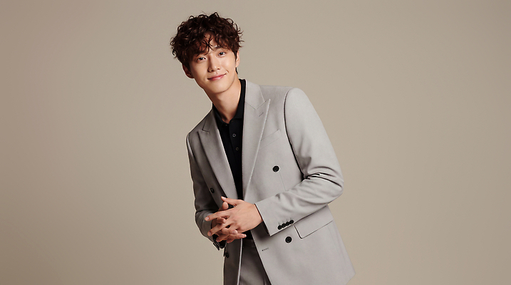 JPG 모델 편집이미지 손 패션 남자 포즈 스튜디오 미소 웃음 정장 촬영 회색 편안함 의료성형뷰티 스타일 편집실사 AI인물포토 AI콘텐츠 옷 컬러 표정 사람 신체부위 감각 CG 파일형식 AI포토