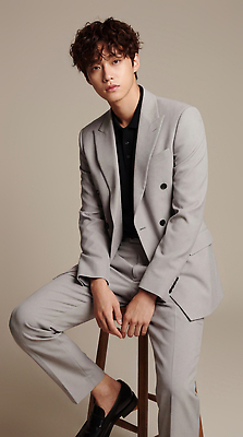 JPG 모델 편집이미지 시선 패션 남자 표정 사람 앉기 정장 회색 나무의자 의료성형뷰티 스타일 편집실사 AI인물포토 AI콘텐츠 옷 컬러 의자 모션 목재 CG 파일형식 AI포토