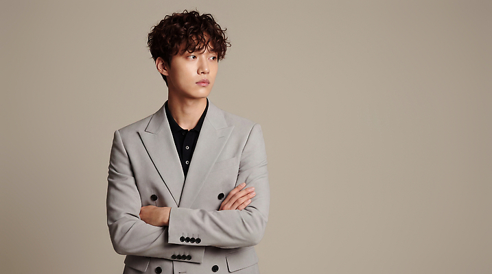 JPG 모델 편집이미지 패션 남자 포즈 조명 표정 정장 팔짱 촬영 회색 의료성형뷰티 스타일 편집실사 AI인물포토 AI콘텐츠 옷 컬러 모션 사람 CG 파일형식 AI포토