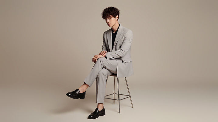 JPG 모델 편집이미지 패션 남자 포즈 의자 스튜디오 조명 정장 회색 집중 의료성형뷰티 스타일 편집실사 AI인물포토 AI콘텐츠 옷 컬러 가구 컨셉 사람 CG 파일형식 AI포토