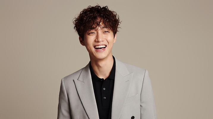 JPG 편집이미지 남자 포즈 셔츠 한국 웃음 사람 촬영 재킷 회색 즐거움 의료성형뷰티 편집실사 AI인물포토 AI콘텐츠 감정 아시아 컬러 상의 표정 외투 CG 파일형식 AI포토