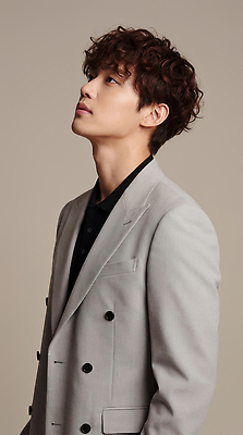 JPG 모델 편집이미지 패션 남자 포즈 스튜디오 조명 사람 정장 촬영 파마 분위기 의료성형뷰티 편집실사 AI인물포토 AI콘텐츠 헤어스타일 옷 컨셉 CG 파일형식 AI포토