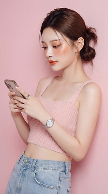 JPG 편집이미지 여자 패션 상의 장신구 스마트폰 집중 손목시계 의료성형뷰티 스타일 편집실사 AI인물포토 AI콘텐츠 옷 시계 컨셉 사람 핸드폰 스마트기기 CG 파일형식 AI포토