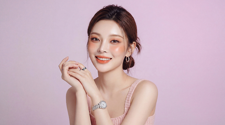 JPG 모델 편집이미지 여자 패션 감정 포즈 실내 미소 화장 촬영 피부 이미지 광택 의료성형뷰티 스타일 편집실사 AI인물포토 AI콘텐츠 표정 사람 내부 신체부위 뷰티 CG 파일형식 AI포토