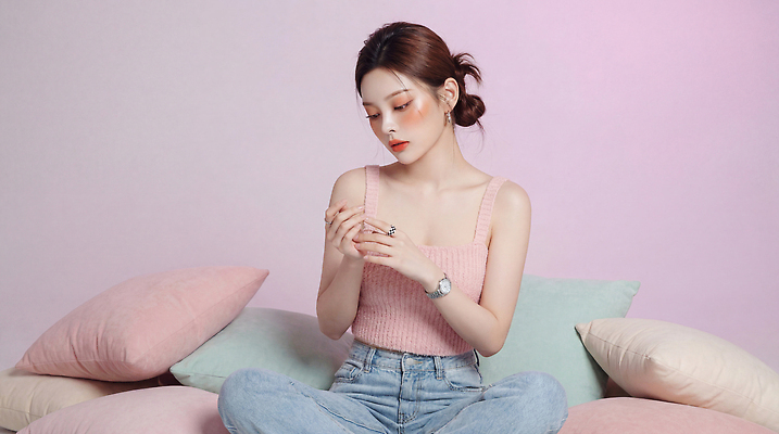 JPG 편집이미지 헤어스타일 여자 패션 감정 포즈 쿠션 사람 손짓 소파 촬영 모던 의료성형뷰티 스타일 편집실사 AI인물포토 AI콘텐츠 의자 모션 CG 파일형식 AI포토