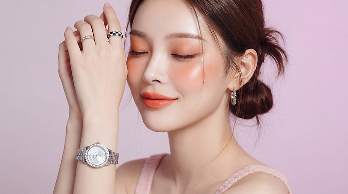 JPG 편집이미지 여자 패션 행복 포즈 장신구 미소 장식 화장 뷰티 반지 긍정 의료성형뷰티 편집실사 AI인물포토 AI콘텐츠 감정 컨셉 표정 사람 CG 파일형식 AI포토