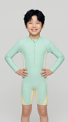 JPG 편집이미지 수영복 어린이 모션 표정 웃음 소년 여름 수영 즐거움 준비 의료성형뷰티 액티비티 편집실사 AI인물포토 AI콘텐츠 옷 계절 남자 감정 사람 수상스포츠 CG 파일형식 AI포토