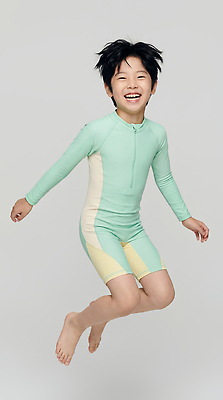 JPG 편집이미지 수영복 행복 어린이 가족 모션 놀이 실내 표정 웃음 소년 물 여름 점프 수영 즐거움 의료성형뷰티 편집실사 AI인물포토 AI콘텐츠 자연요소 옷 계절 남자 감정 관계 사람 내부 수상스포츠 CG 파일형식 AI포토