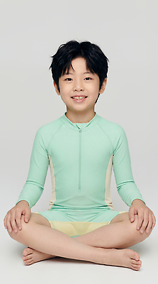 JPG 편집이미지 수영복 어린이 스포츠 모션 물놀이 실내 미소 소년 여름 친구 촬영 즐거움 장면 의료성형뷰티 편집실사 AI인물포토 AI콘텐츠 옷 계절 남자 감정 관계 놀이 표정 사람 내부 CG 파일형식 AI포토