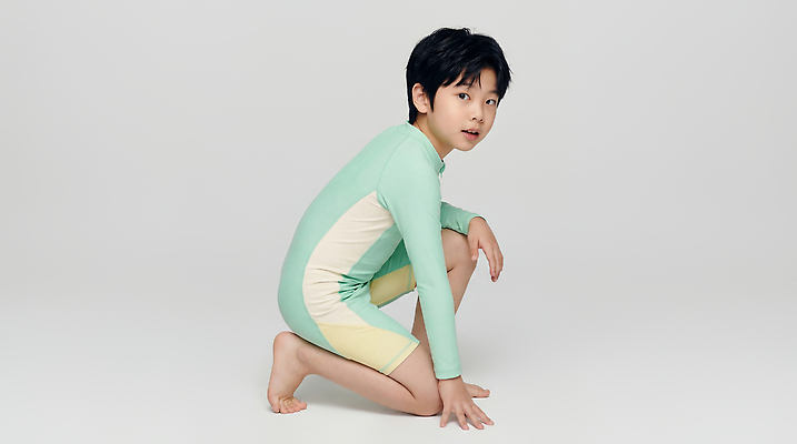 JPG 편집이미지 패션 수영복 어린이 포즈 모션 물놀이 놀이 소년 여름 운동 수영 준비 의료성형뷰티 편집실사 AI인물포토 AI콘텐츠 옷 계절 남자 건강 사람 수상스포츠 CG 파일형식 AI포토