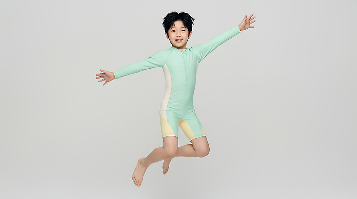 JPG 편집이미지 수영복 행복 어린이 장난 모션 실내 웃음 소년 운동 점프 기쁨 자유 표현 즐거움 순간 의료성형뷰티 편집실사 AI인물포토 AI콘텐츠 옷 남자 감정 컨셉 표정 건강 사람 내부 CG 파일형식 AI포토