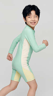 JPG 편집이미지 패션 수영복 어린이 포즈 모션 실내 웃음 소년 여름 달리기 운동 즐거움 의료성형뷰티 편집실사 AI인물포토 AI콘텐츠 옷 계절 남자 감정 표정 건강 사람 내부 CG 파일형식 AI포토