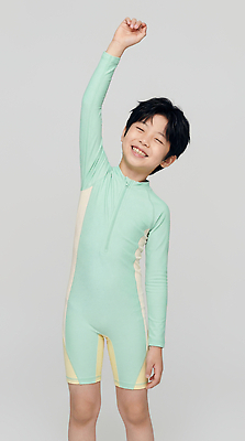 JPG 편집이미지 옷 수영복 어린이 포즈 모션 표정 웃음 소년 수영 기쁨 즐거움 의료성형뷰티 편집실사 AI인물포토 AI콘텐츠 남자 감정 사람 수상스포츠 CG 파일형식 AI포토