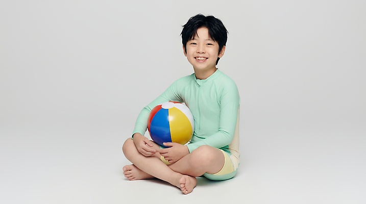 JPG 편집이미지 수영복 어린이 스포츠 컬러 공 모션 놀이 밝음 웃음 앉기 소년 여름 즐거움 의료성형뷰티 편집실사 AI인물포토 AI콘텐츠 옷 계절 남자 감정 표정 사람 CG 파일형식 AI포토