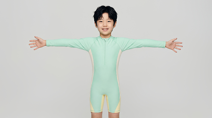 JPG 편집이미지 수영복 어린이 컬러 모션 표정 웃음 사람 소년 운동복 즐거움 장면 밝은색 양팔 의료성형뷰티 편집실사 AI인물포토 AI콘텐츠 옷 남자 감정 CG 파일형식 AI포토