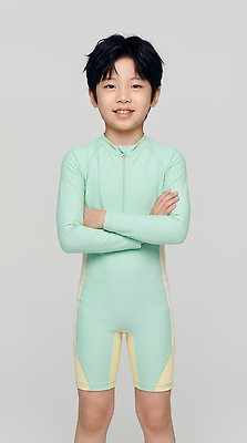 JPG 편집이미지 수영복 어린이 스포츠 포즈 모션 표정 소년 팔짱 수영 즐거움 준비 민트색 의료성형뷰티 편집실사 AI인물포토 AI콘텐츠 옷 남자 감정 컬러 사람 수상스포츠 CG 파일형식 AI포토