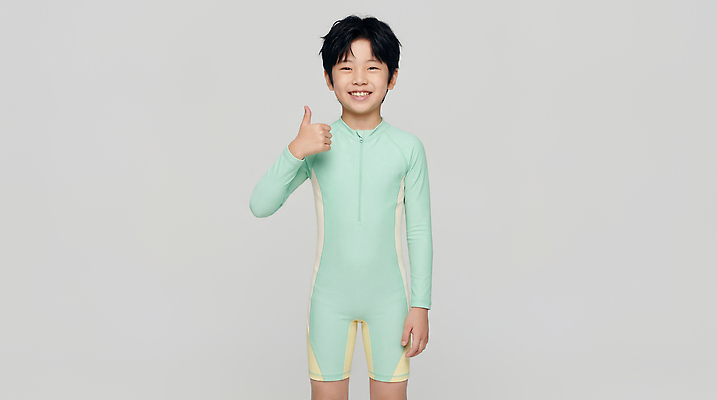 JPG 편집이미지 옷 수영복 어린이 스포츠 모션 표정 웃음 소년 여름 운동 수영 엄지손가락 이미지 의료성형뷰티 편집실사 AI인물포토 AI콘텐츠 계절 남자 손가락 건강 사람 수상스포츠 CG 파일형식 AI포토