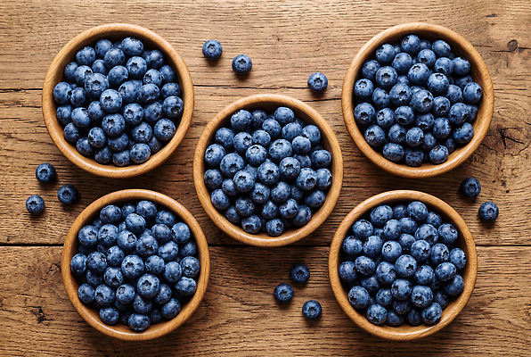 JPG 편집이미지 과일 탁자 디저트 건강 신선 블루베리 나무그릇 맛있는 편집실사 AI포토 AI콘텐츠 그릇 음식 가구 목재 CG 파일형식