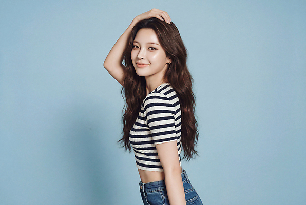 JPG 모델 편집이미지 옷 여자 패션 포즈 티셔츠 미소 사람 머리 사진촬영 줄무늬 청바지 뷰티풀 의료성형뷰티 스타일 편집실사 AI인물포토 AI콘텐츠 셔츠 무늬 바지 표정 신체부위 촬영 CG 파일형식 AI포토