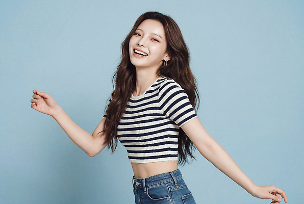 JPG 모델 편집이미지 여자 패션 포즈 티셔츠 표정 웃음 햇빛 사진촬영 줄무늬 청바지 즐거움 모던 의료성형뷰티 스타일 편집실사 AI인물포토 AI콘텐츠 감정 셔츠 무늬 바지 사람 빛 촬영 CG 파일형식 AI포토