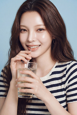 JPG 편집이미지 옷 여자 패션 음료 모션 미소 컵 선글라스 줄무늬 기쁨 즐거움 순간 의료성형뷰티 스타일 편집실사 AI인물포토 AI콘텐츠 식기 감정 안경 무늬 표정 사람 CG 파일형식 AI포토