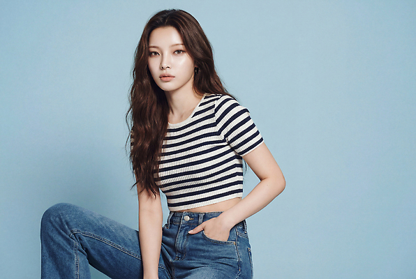 JPG 모델 편집이미지 손 여자 패션 포즈 티셔츠 스튜디오 표정 줄무늬 청바지 의료성형뷰티 스타일 편집실사 AI인물포토 AI콘텐츠 셔츠 무늬 바지 사람 신체부위 CG 파일형식 AI포토