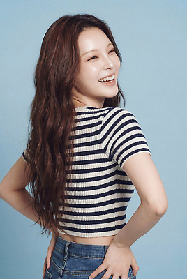 JPG 편집이미지 긴머리 손 옷 여자 포즈 웃음 사람 줄무늬 활발 허리 의료성형뷰티 스타일 편집실사 AI인물포토 AI콘텐츠 헤어스타일 컨셉 무늬 표정 신체부위 CG 파일형식 AI포토