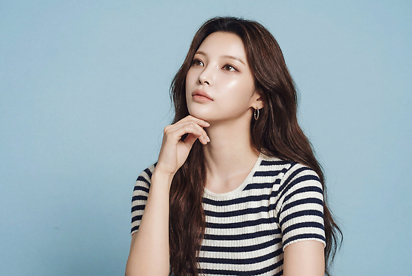 JPG 편집이미지 손 옷 여자 티셔츠 생각 표정 촬영 줄무늬 턱 의료성형뷰티 스타일 차분 편집실사 AI인물포토 AI콘텐츠 컨셉 셔츠 무늬 사람 신체부위 CG 파일형식 AI포토