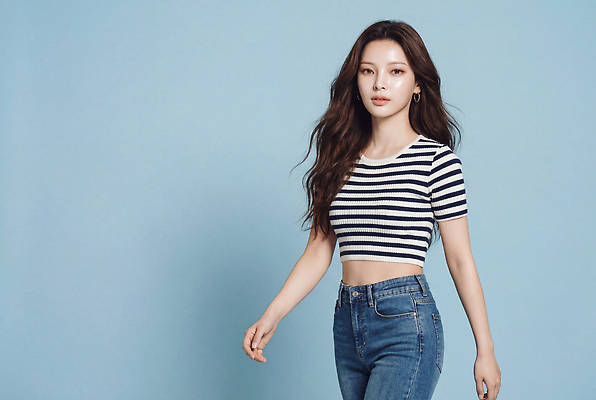 JPG 모델 편집이미지 여자 패션 티셔츠 걷기 촬영 줄무늬 청바지 분위기 모던 의료성형뷰티 스타일 편집실사 AI인물포토 AI콘텐츠 컨셉 셔츠 무늬 바지 모션 사람 CG 파일형식 AI포토