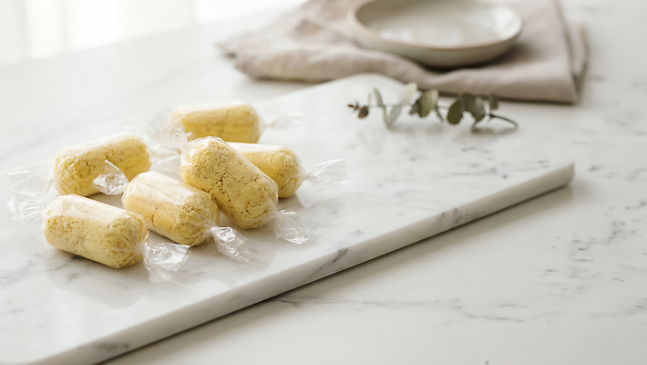 식기 음식 컬러 가구 재료 떡 CG 파일형식 AI콘텐츠 대리석 탁자 노란색 포장 디저트 접시 오브젝트 JPG AI포토 편집실사 편집이미지 인절미 카스테라떡