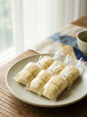 음식 가구 떡 태양 CG 파일형식 AI콘텐츠 포장 탁자 창문 햇빛 디저트 JPG AI포토 편집실사 편집이미지 인절미 카스테라떡