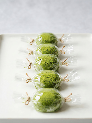 식기 음식 컬러 떡 CG 파일형식 AI콘텐츠 디저트 접시 포장 초록색 JPG AI포토 편집실사 편집이미지 인절미 카스테라떡