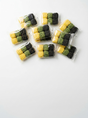 음식 컬러 떡 CG 파일형식 AI콘텐츠 포장 노란색 초록색 검은색 디저트 먹거리 JPG AI포토 편집실사 편집이미지 인절미 카스테라떡