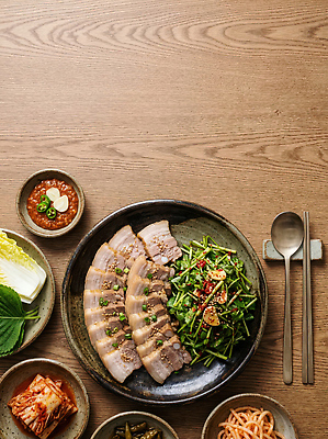 JPG 편집이미지 한식 음식 식탁 반찬 김치 마늘 요리 상추 족발 갓김치 미나리 수육 편집실사 AI포토 AI콘텐츠 채소 탁자 돼지고기 CG 파일형식