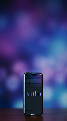 JPG 편집이미지 그래프 기술 파란색 스마트폰 스크린 보라색 자료 분석 측정 핀테크 이미지편집 AI컴퓨터그래픽 AI콘텐츠 컬러 컨셉 모바일 금융 핸드폰 스마트기기 파일형식