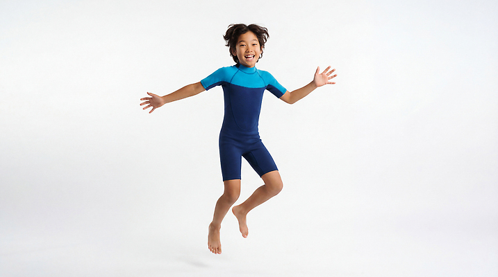 JPG 편집이미지 수영복 어린이 스포츠 모션 놀이 웃음 소년 여름 점프 활발 체육 즐거움 주말 활기 놀기 의료성형뷰티 편집실사 AI인물포토 AI콘텐츠 옷 계절 남자 감정 컨셉 표정 사람 CG 파일형식 AI포토