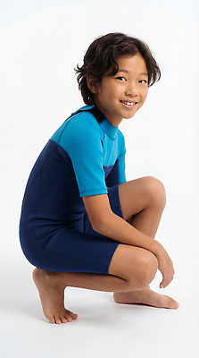 JPG 편집이미지 수영복 어린이 미소 웃음 앉기 소년 취미 여름 운동복 활발 즐거움 활기 의료성형뷰티 편집실사 AI인물포토 AI콘텐츠 옷 계절 남자 감정 컨셉 모션 표정 사람 CG 파일형식 AI포토