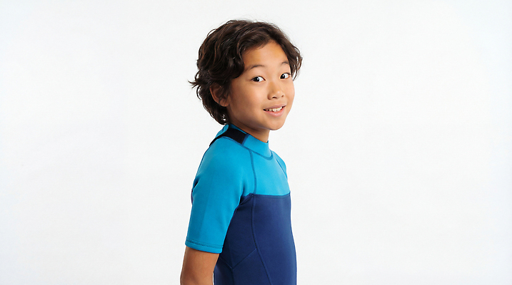 JPG 편집이미지 수영복 어린이 모션 놀이 웃음 소년 여름 활발 활기 의료성형뷰티 편집실사 AI인물포토 AI콘텐츠 옷 계절 남자 컨셉 표정 사람 CG 파일형식 AI포토