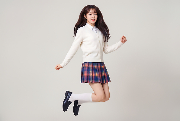 JPG 편집이미지 학생 여학생 여자 교복 모션 청소년 치마 점프 활발 의료성형뷰티 편집실사 AI인물포토 AI콘텐츠 옷 컨셉 하의 사람 CG 파일형식 AI포토
