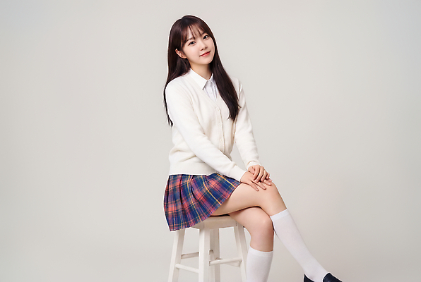 JPG 편집이미지 여학생 여자 교복 포즈 의자 청소년 고등학교 미소 일상 치마 의료성형뷰티 편집실사 AI인물포토 AI콘텐츠 학생 옷 가구 학교 하의 표정 사람 라이프 CG 파일형식 AI포토