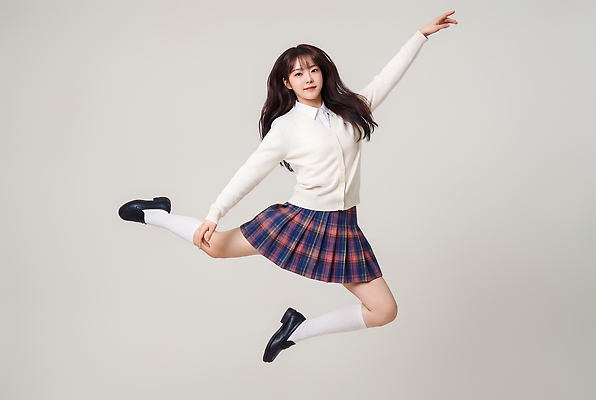 JPG 편집이미지 학생 여학생 여자 교복 모션 청소년 치마 점프 의료성형뷰티 편집실사 AI인물포토 AI콘텐츠 옷 하의 사람 CG 파일형식 AI포토