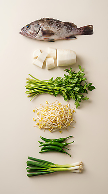 JPG 편집이미지 한식 채소 재료 고추 어류 요리 신선 무 준비 콩나물 쑥갓 매운탕 쪽파 우럭 우럭탕 편집실사 AI포토 AI콘텐츠 음식 뿌리채소 수중동물 CG 탕 나물 파 파일형식