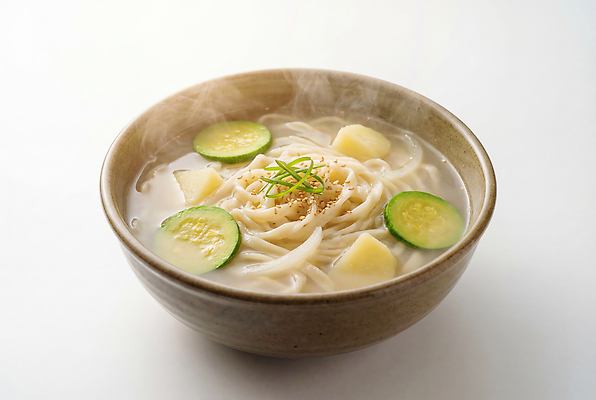 JPG 편집이미지 한식 음식 감자 요리 식사 면류 뜨거움 맛 국수 국물 애호박 칼국수 한그릇 편집실사 AI포토 AI콘텐츠 1 컨셉 채소 호박 CG 파일형식