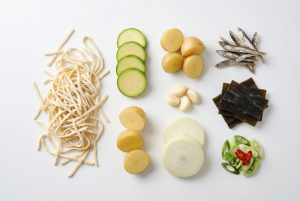 JPG 편집이미지 한식 채소 재료 양파 감자 마늘 요리 식사 국수 준비 애호박 칼국수 다시마 면발 멸치 편집실사 AI포토 AI콘텐츠 음식 호박 어류 면류 해조류 CG 파일형식