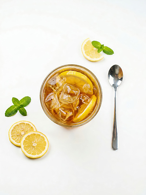 JPG 편집이미지 음료 조각 과일 여름 숟가락 얼음 시원함 레몬 민트 상큼 냉음료 레몬티 편집실사 AI포토 AI콘텐츠 자연요소 계절 수저 허브 CG 파일형식